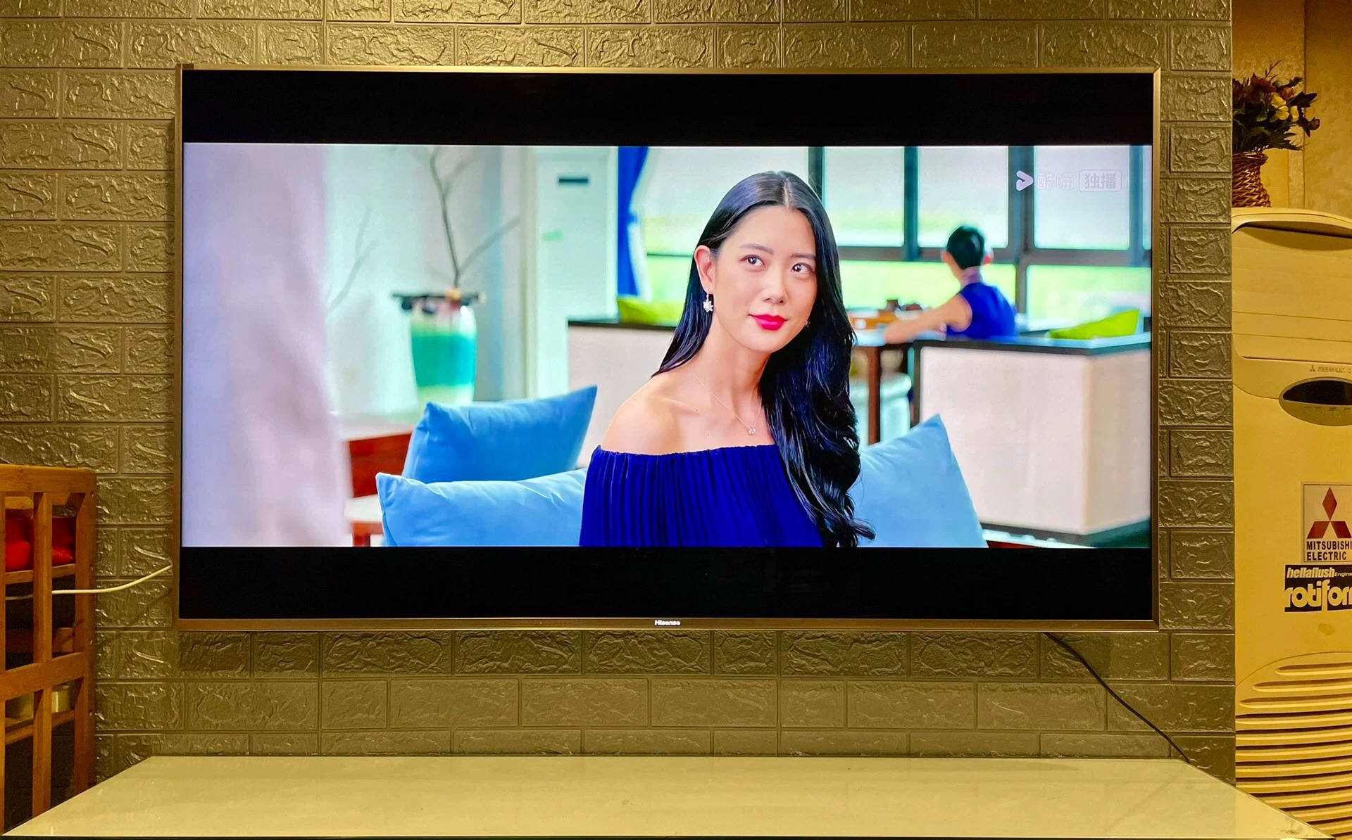 出个人自用闲置海信65寸ULED网络智能超画质液晶电视，型号LED65MU7000U，购买一年多开机仅个位数基本没怎么用，成色基本全新，海信高端机，整体效果超过